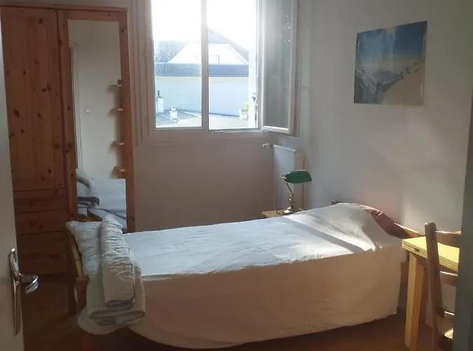 Petite Chambre Calme Et Lumineuse